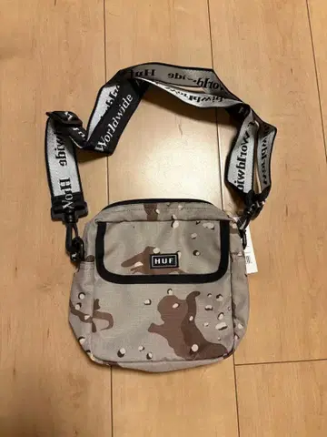 HUF 카모플라주 숄더백