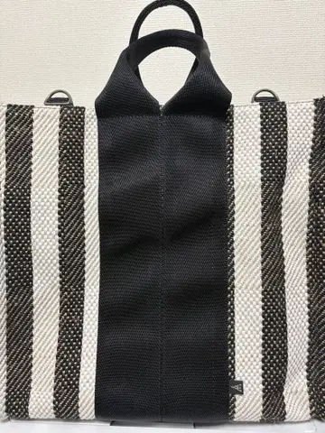블랙과 화이트 스트라이프 토트백