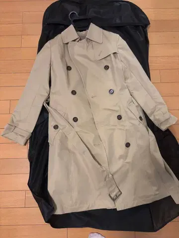 베이지 더블 브레스트 트렌치코트