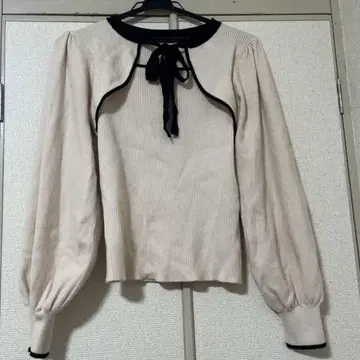 리본 포함 크림색 니트 스웨터