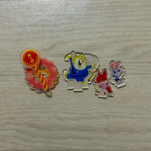 스티커포함)주토피아 시크릿 킨더조이 아크릴 스탠드 판매해요