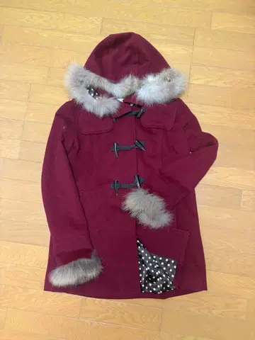 퍼가 달린 버건디 더플 코트