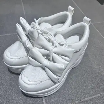 evelyn 화이트 리본 포함 통굽 스니커즈