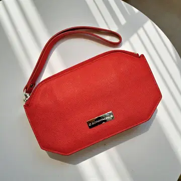 미사용급 극레어 볼보네제 리스트레트 파우치 사피아노 가죽 레드