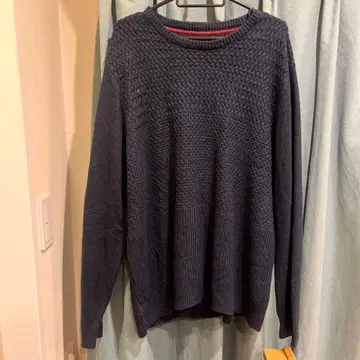 네이비 긴팔 니트 스웨터 뜨개질 무늬