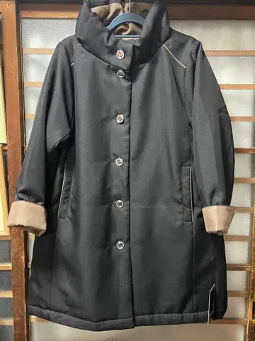 피에르 가르뎅 스탠드 카라 모던 배색 충전솜 코트 (블랙)