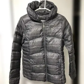 그레이 계열 스트라이프 패턴 다운 자켓