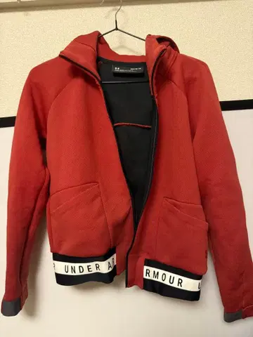 UNDER ARMOUR 후드 부착 레드 후드티