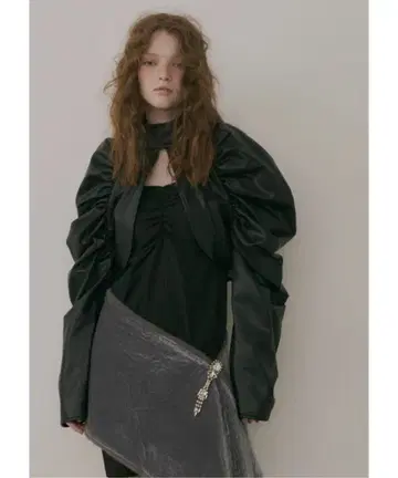 J1U by BELLE ETUDE 볼륨 개더 인조 가죽 볼레로