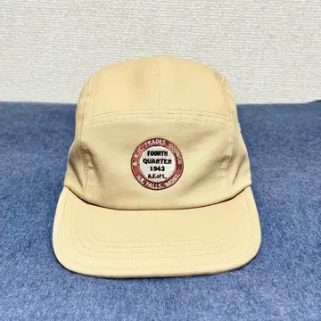 베이지 브라운 엠블럼 부착 캡 야구 모자