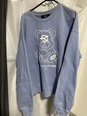 OY 라이트 블루 곰 자수 맨투맨