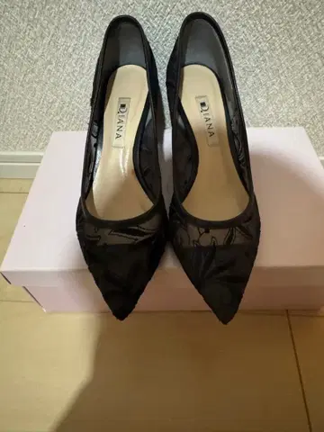 DIANA 꽃무늬 자수 펌프스