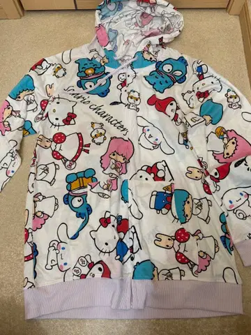 산리오 캐릭터 후드 부착 후드티