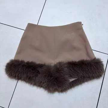 LILY BROWN 베이지 퍼 트리밍 숏팬츠