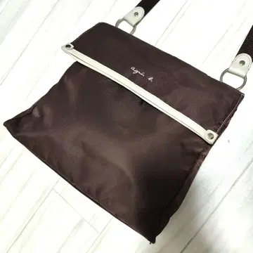 agnes b. 브라운 숄더백