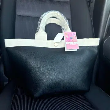 토트백 블랙과 화이트 콤비