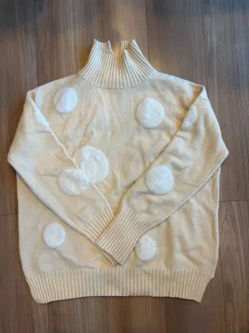 크림색 도트 무늬 하이넥 스웨터