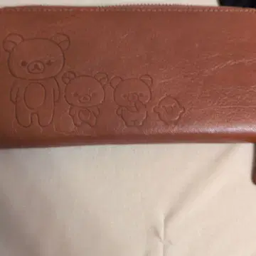 리락쿠마 엠보싱 디자인 장지갑 브라운