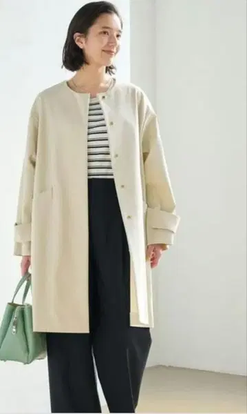 그린 라벨 릴랙싱 메탈 도트 노카라 코트