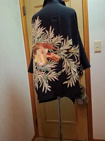 전통 예복 기모노에서 만든 후드 부착 하프 코트