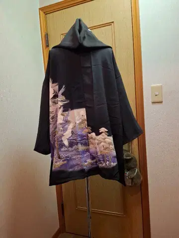 전통 예복 기모노에서 만든 후드 부착 하프 코트