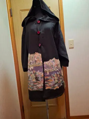 전통 예복 기모노에서 만든 후드 부착 하프 코트