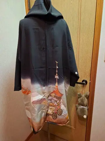 전통 예복 기모노에서 만든 후드 부착 코트