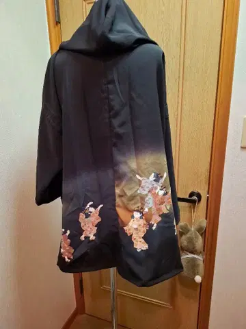 전통 예복 기모노에서 만든, 후드 부착 코트