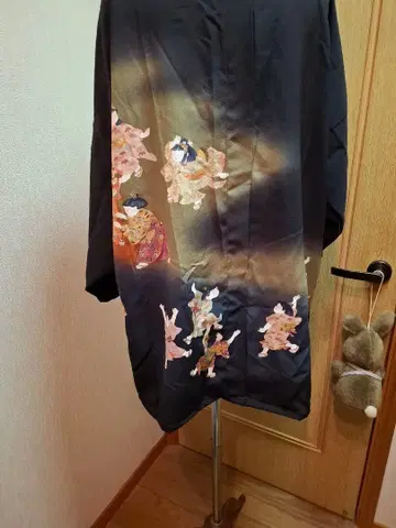 전통 예복 기모노에서 만든 후드 부착 코트