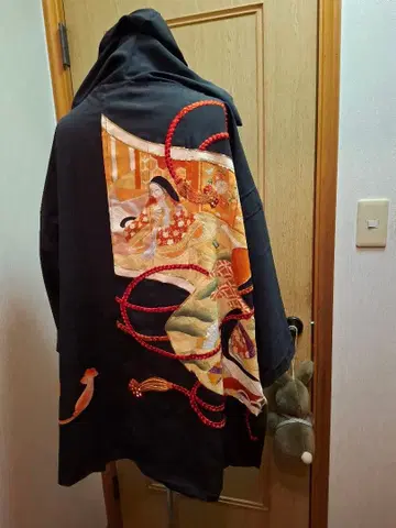 전통 예복 기모노에서 만든 후드 부착 코트