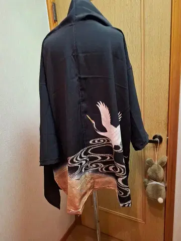 전통 예복 기모노에서 만든 후드 부착 코트