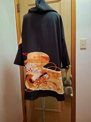 전통 예복 기모노에서 만든 후드 부착 코트