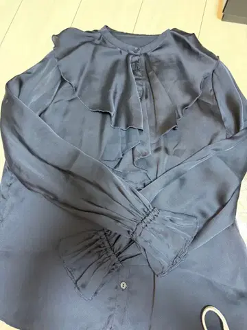 다크 그레이 프릴 긴팔 블라우스