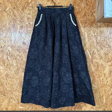 Deux Amour 플레어 스커트 꽃무늬 블랙 펄 장식