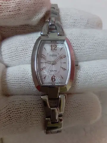 ALBA 여성용 솔라 시계 실버