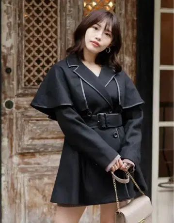 립 서비스 파이핑 케이프 칼라 코트 블랙