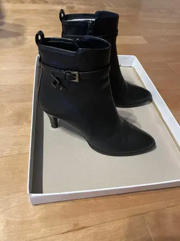 NEO RHYTHM 가죽 앵클부츠 블랙 버클 포함