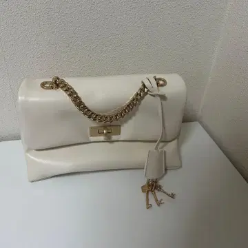 화이트 합성 피혁 숄더백