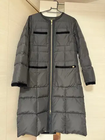 [새상품급] Tocca 후드 없는 다운 코트 0 사이즈