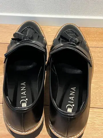 다이애나 블랙 가죽 프린지 로퍼