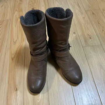 브라운 가죽 숏부츠 버클 포함