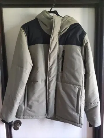 카키와 블랙의 후드 부착 다운 자켓