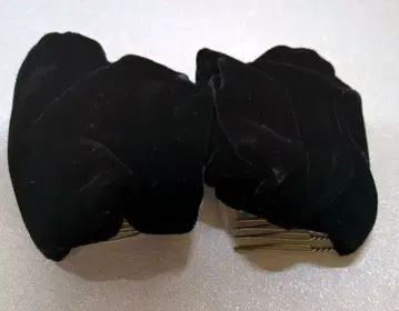 레인 로드의 블랙 벨벳 헤어 클립