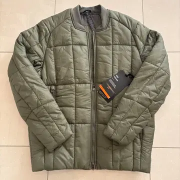 룰루레몬 다운 자켓 올리브 그린 남녀 공용 정가 4만 엔 정도!