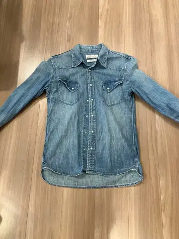 레미 릴리프 데님 버튼업 셔츠 라이트 블루