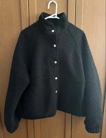 AMELY 이소재 절개 스탠드넥 보아 자켓 블랙