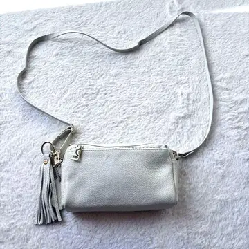 새상품 노리즈 아이보리 미니 숄더백 태슬 포함 가죽