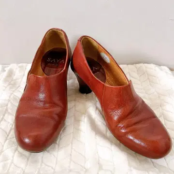 SAYA 브라운 가죽 하이힐 펌프스