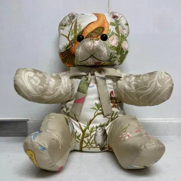 꽃무늬 리본 포함 곰 봉제 인형 (페라가모)