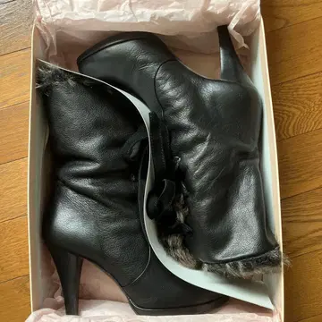 JILLSTUART 퍼 달린 블랙 가죽 부츠